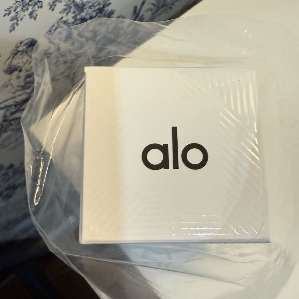 NWT ALO Yoga SIGNATURE CANDLE - Picture 2 of 3